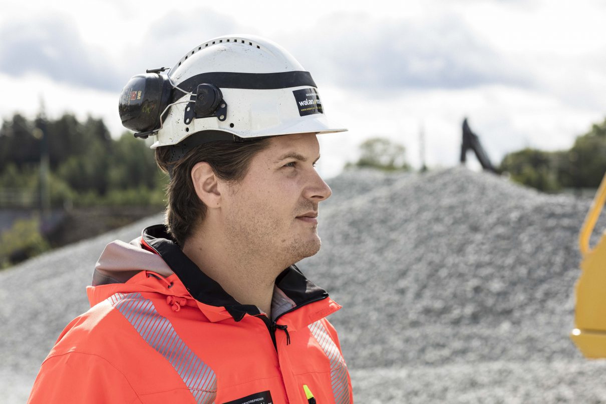 Fredrik Korsvoll, prosjektingeniør i Walan Maskin, er fornøyd med de fordeler som kompensert fundamentering gir