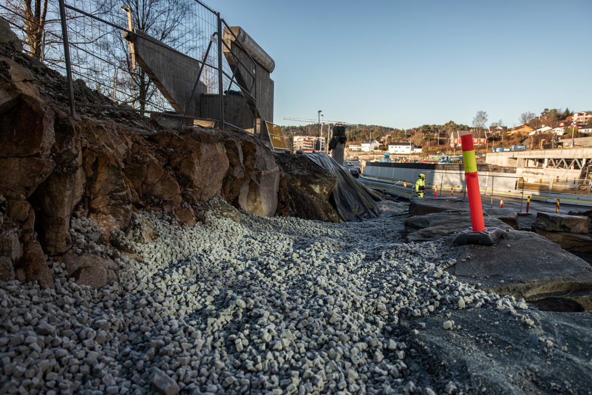 Glasopor brukes som bakfyll for natursteinsmuren som er satt opp i forbindelse med en ny gangbro. Foto: Eivind Senneset