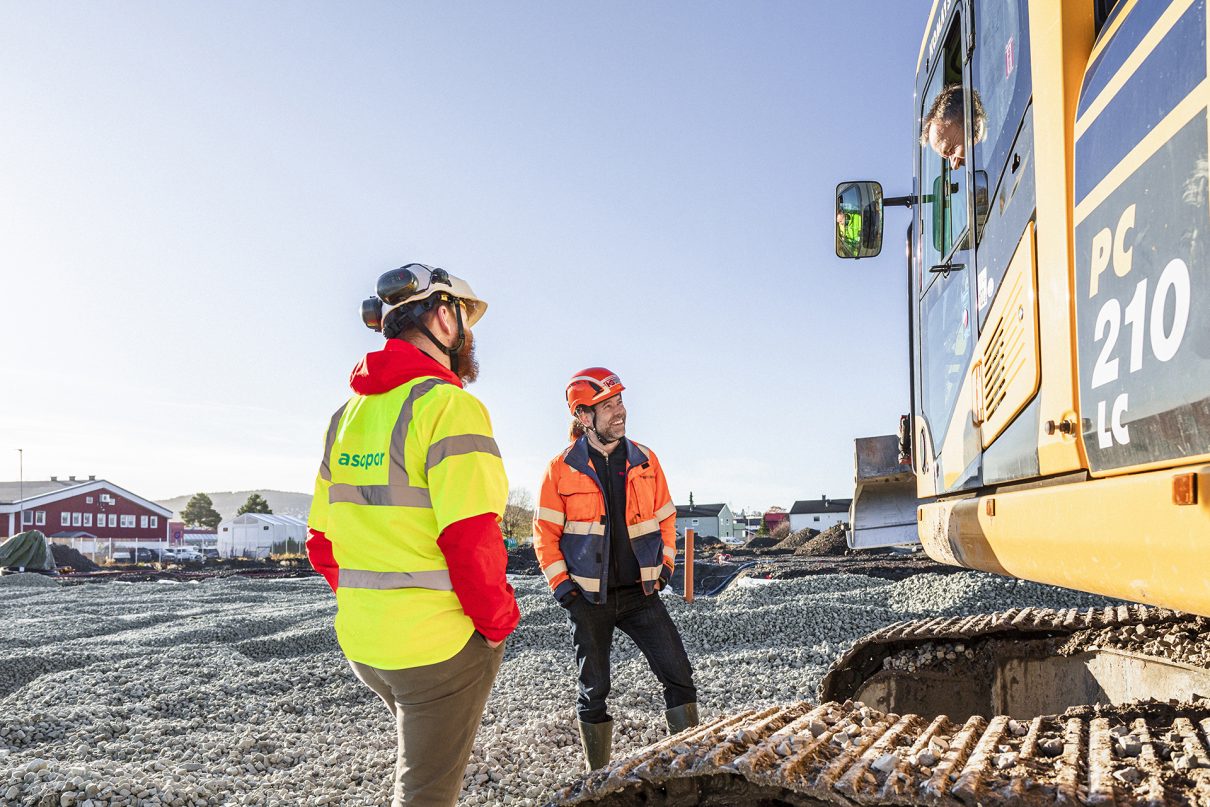 Prosjektingeniør i Glasopor, Jens Rygh de Flon, anleggsleder i Kruse Smith, Daniel Nilstun og anleggsleder i Sport og Grøntanlegg, Arne Andreassen, utveksler erfaringer