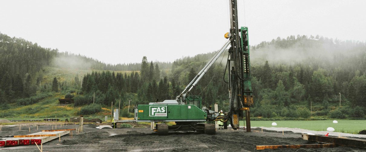 Her slår de peler gjennom Glasopor-fundamenteringen – sivilingeniør i geoteknikk anbefaler at flere tar i bruk denne metoden.