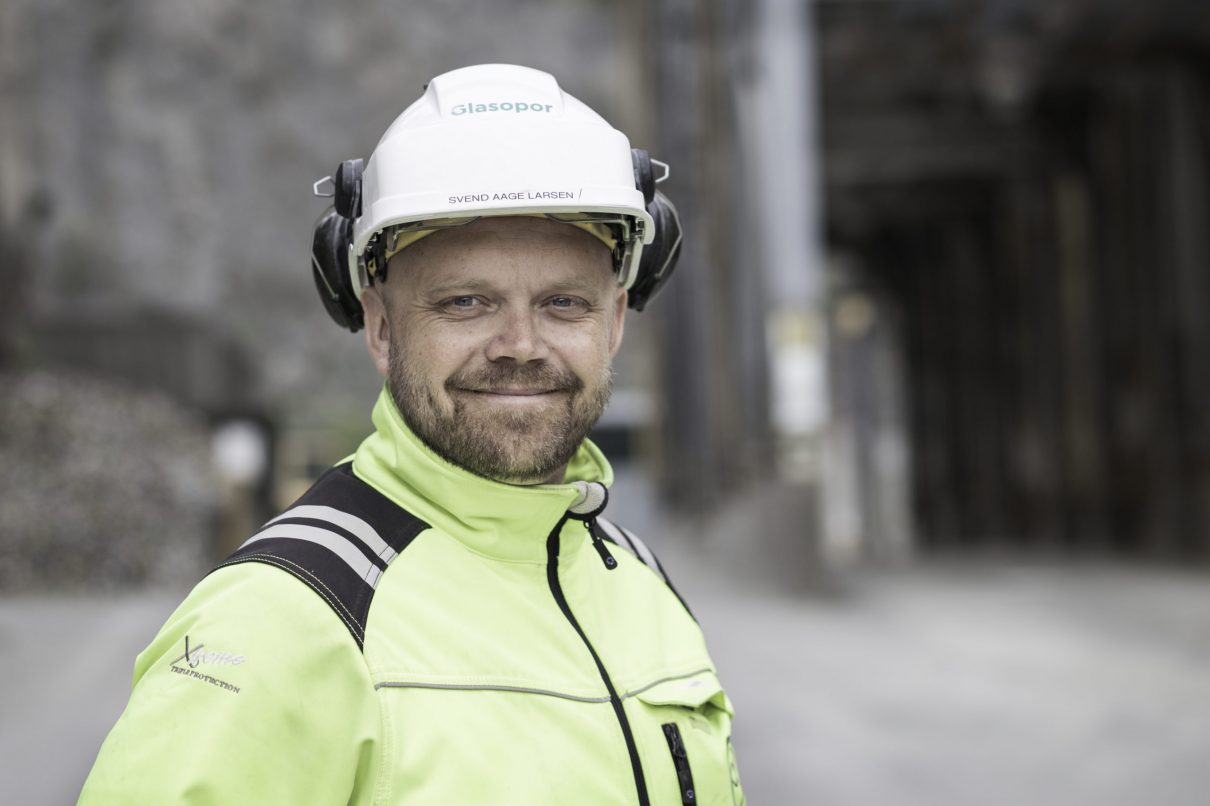 Svend Aage Larsen synes det er artig at det mest finknuste glasset blir til Glasopor