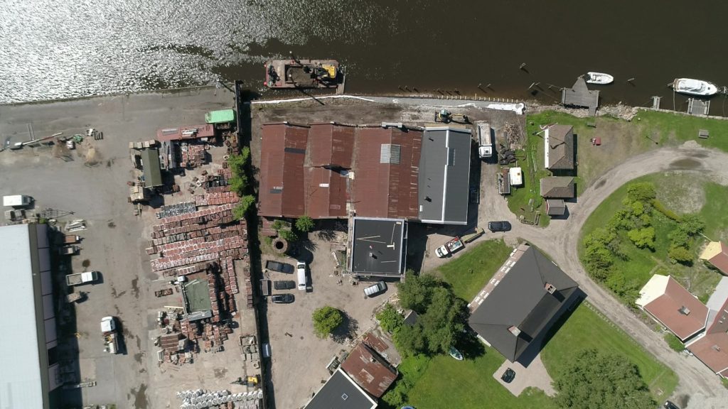 Oversiktsbilde over gårdsplass, bygningsmasse og kaifront under restaurering