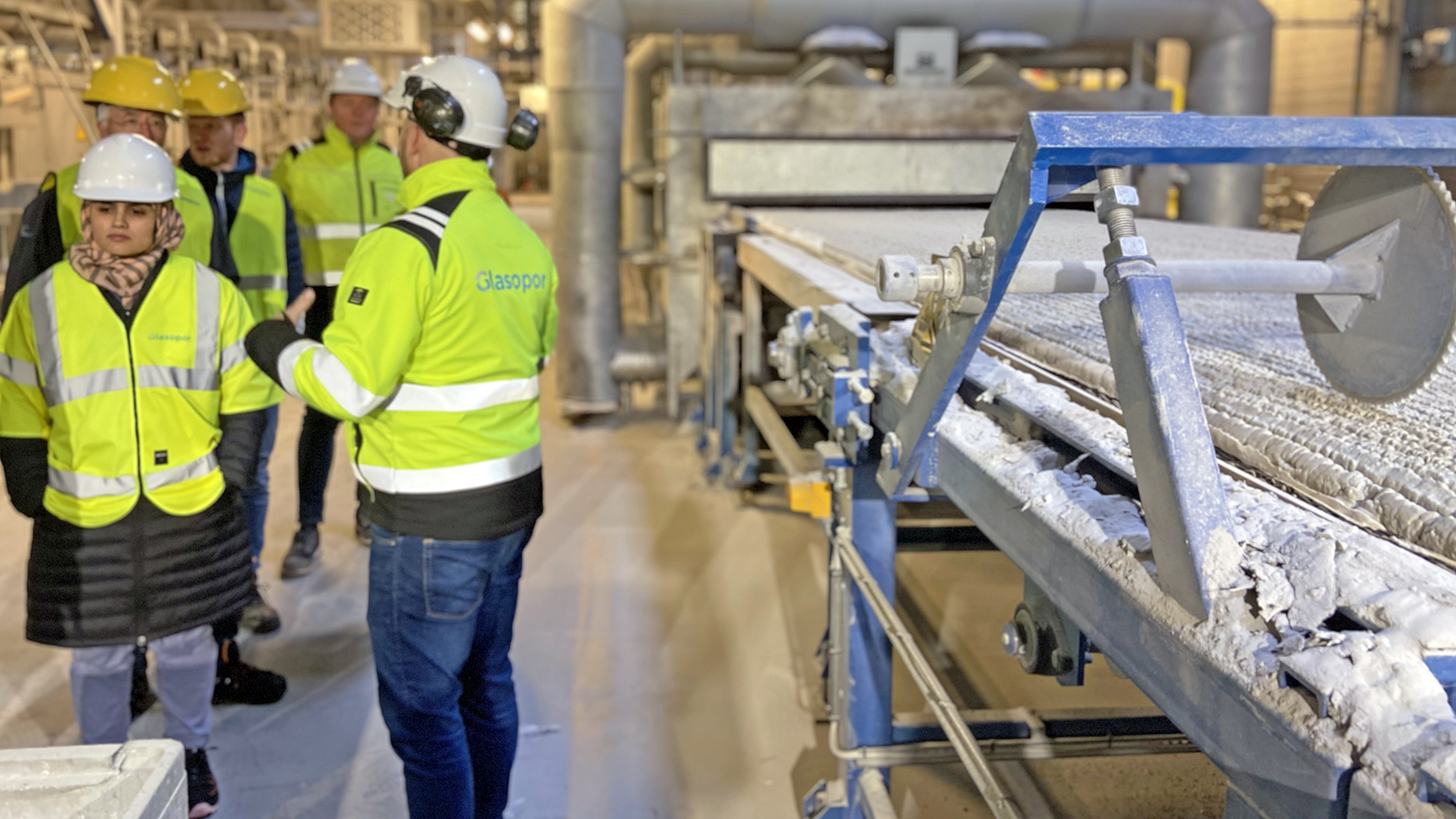 NTNU besøk skumglass ut av ovnen