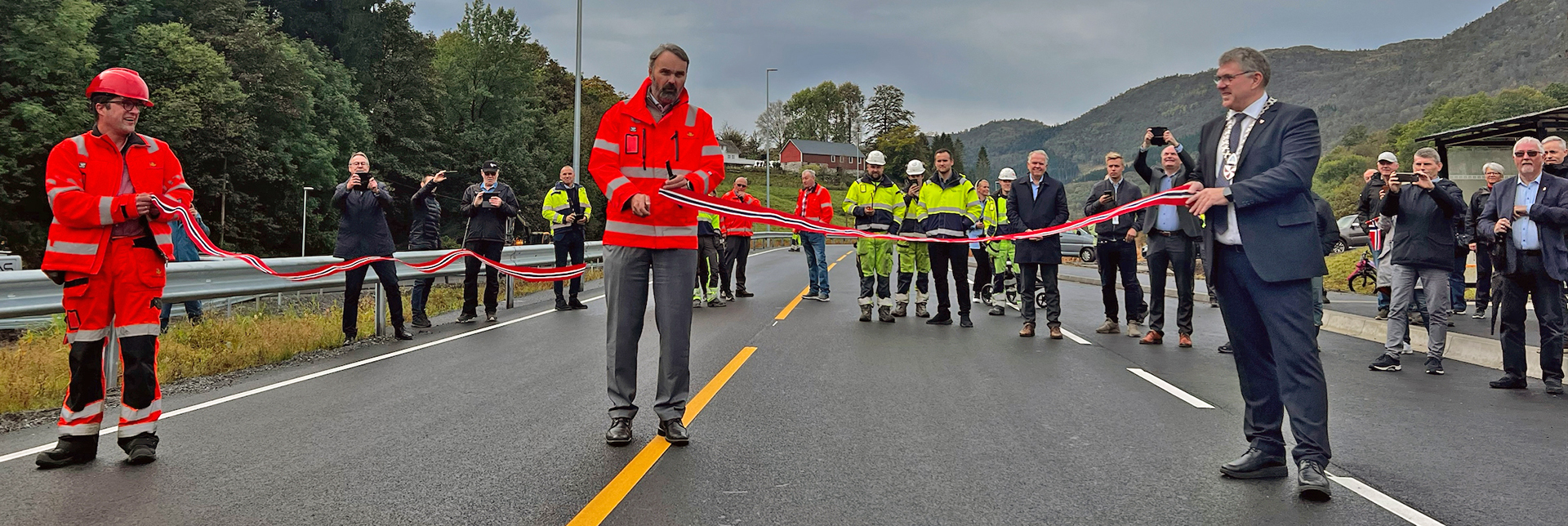 Divisjonsdirektør Bjørn Laksforsmo i Statens Vegvesen kunne offisielt åpne E134 Espelandssvingane 28. september. Foto: Statens Vegvesen