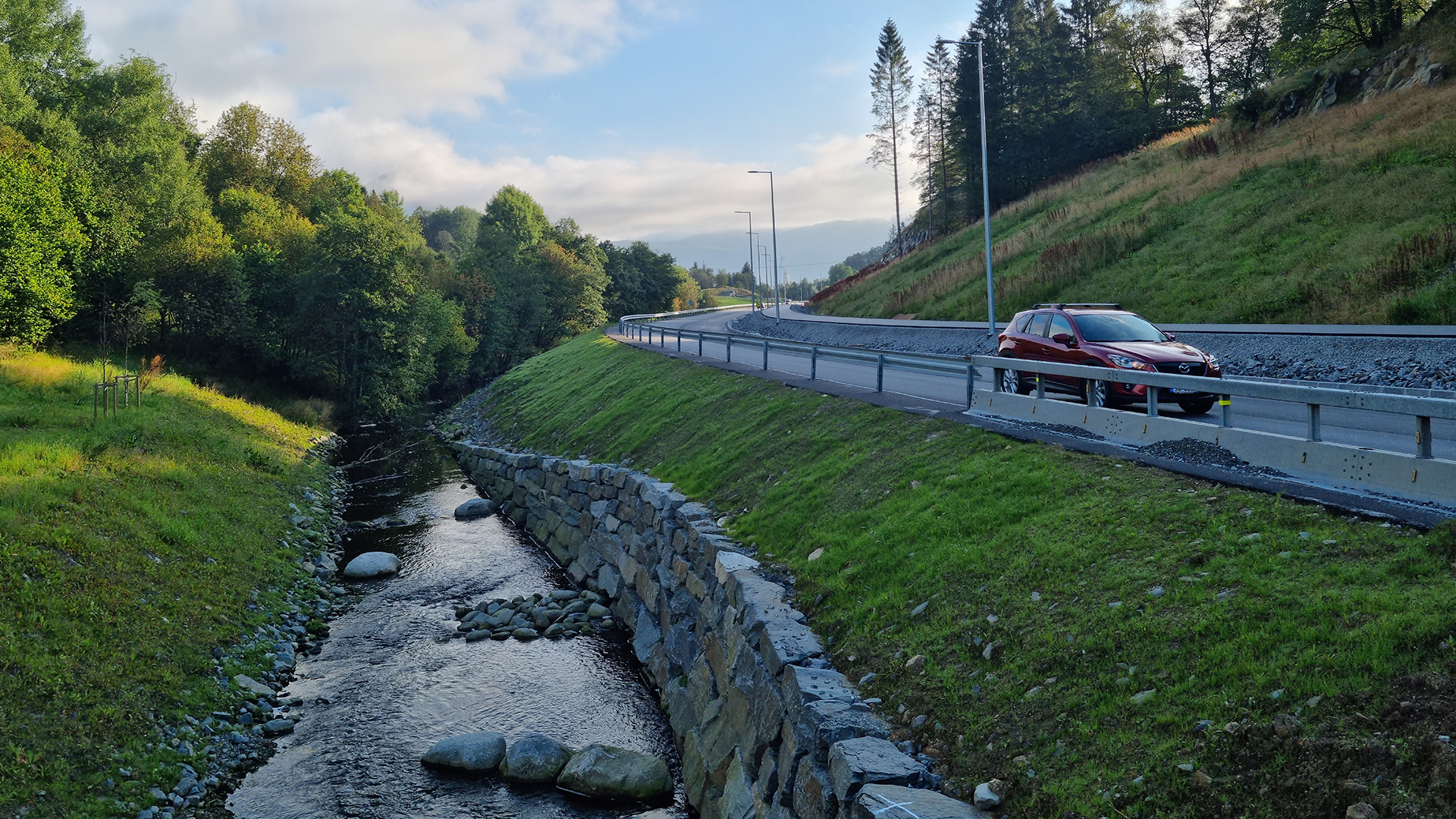 Langs Vågselva er det etablert erosjonssikring og et bedre skille mot veien. Foto: Statens Vegvesen