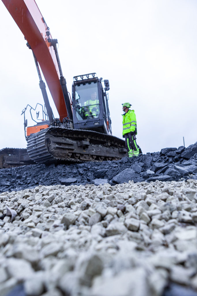 Glasopor legges ut med gravemaskin