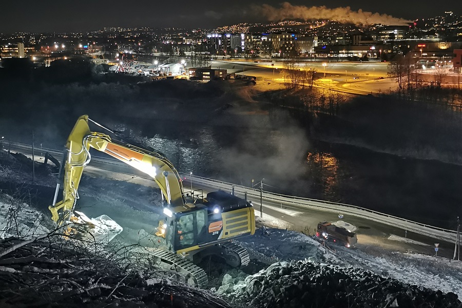 Syltern i sving ved Nidelva med Sluppen i bakgrunnen
