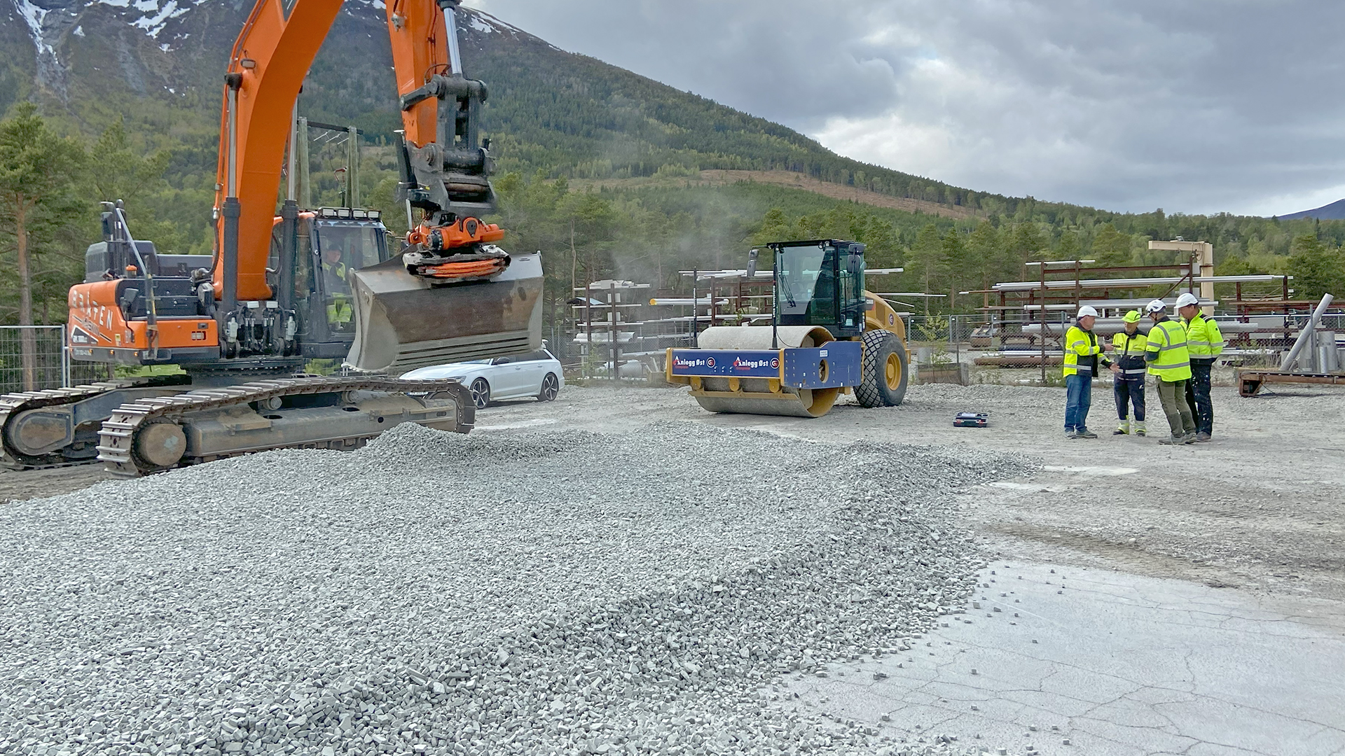 Våre eksperter i engasjert diskusjon i forbindelse med tester med både gravemaskin og valsetog 