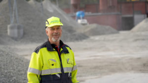 For 20 år siden startet Svein Lund industrieventyret Glasopor her i Skjåk. Nå lanserer utviklingssjefen et sterkere og mer stabilt lettfyllingsmateriale etter mange års utvikling. Foto: TUM Studio
